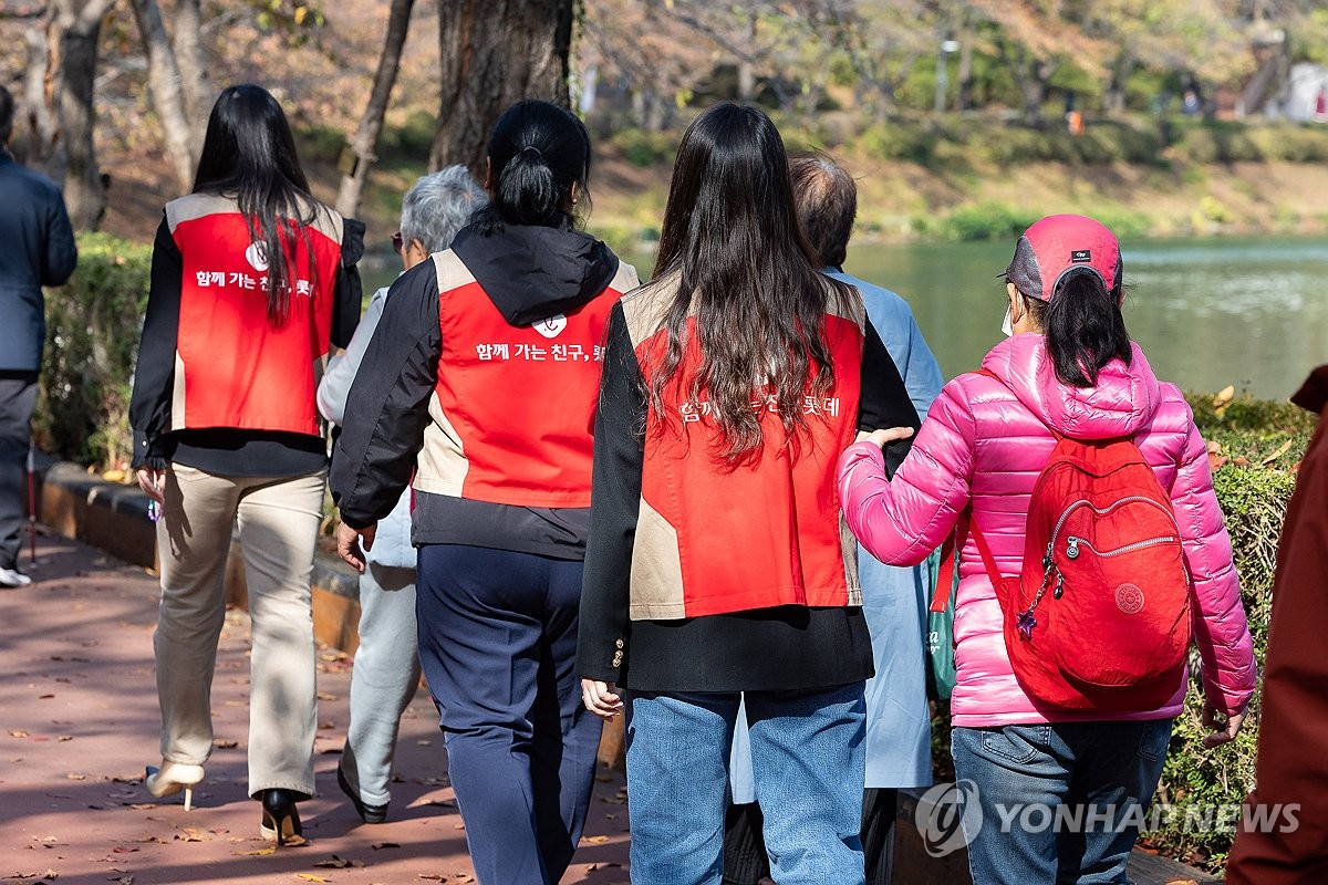 [연합뉴스] 롯데월드, '흰 지팡이의 날' 맞아 시각장애인 대상 임직원 봉사활동 진행